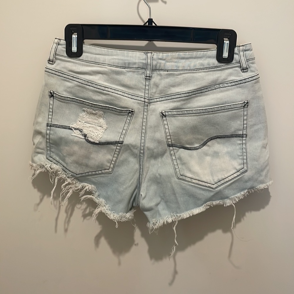 Distressed Jean shorts - Picture 3 of 4